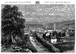 Gravure en noir et blanc (avec les nuances ) d'Aurillac. Une route bordée d'arbres mène au cœur de la localité, représentée comme si la chose était observée de très haut : très petite taille des piétons qui l'empruntent pour gagner la ville et des maisons autour de l'église Saint-Géraud qui les dépassent largement. À l'arrière-plan, les collines environnantes. Le dernier tiers de ce panorama, à gauche, est occupé de bas en haut et en largeur par un arbre dont les proportions géantes ne s'accordent pas avec le reste de cette vue du chef-lieu du Cantal.