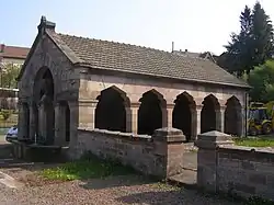 Fontaine-lavoir en grès rose des Vosges.