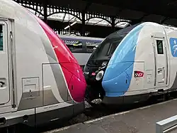 Deux rames Z 50000 en gare de Paris-Saint-Lazare, à gauche en livrée Carmillon, à droite en livrée Île-de-France Mobilités.