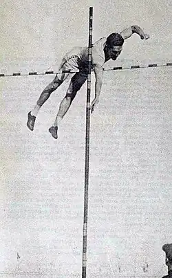 Photo d'un athlète franchissant une barre au saut en hauteur.