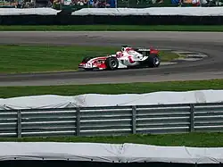 Photo d'une monoplace blanche en piste