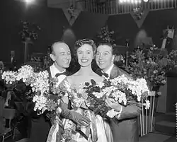 Le chef d'orchestre Franck Pourcel, avec la présentatrice Hannie Lips et le vainqueur de l'Eurovision en 1958, André Claveau.