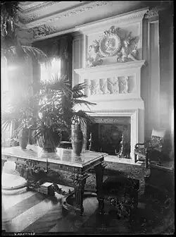 Une cheminée ornementale.