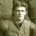 L'ancien joueur de Michigan, Frank Longman qui a permis au Fighting Irish de remporter la victoire en 1909 contre son ancienne équipe.