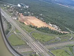 Croisement autoroutier des routes européennes E42 et E451 vers l'aéroport de Francfort-sur-le-Main.