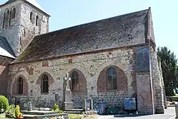 La nef de l'église, assises en grès, mur en pierre calcaire et nombreuses traces de remaniements en briques.