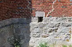 Meurtrière à hauteur d'homme.