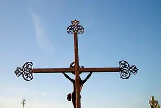 Une des croix de fer forgé subsistant au cimetière.