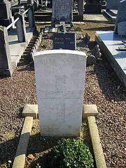 Une des tombes militaires du cimetière communal (D. Callaghan, Royal Field Artillery).