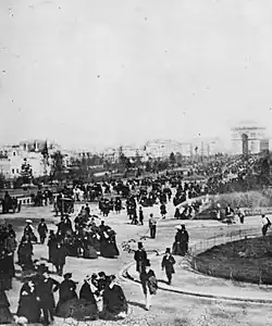 Avec une végétation chétive peu après sa création en 1860, l'avenue de l'Impératrice est déjà très fréquentée par les promeneurs.
