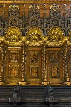 Trois stalles du registre supérieur : St Nicolas, Ste Hélène, et St Laurent.