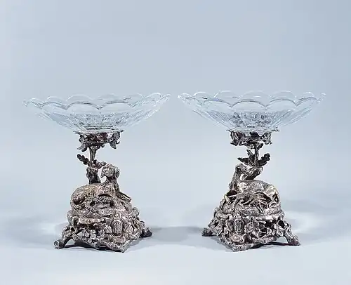 Paire de coupe décorative, localisation inconnue.