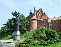 Statue de Nicolas Copernic au pied de la fortification de Frombork.