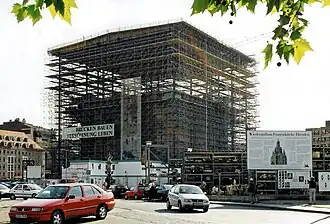 En 2000, chantier en cours. Sur l'échafaudage : « Brücken bauen » / « Versöhnung leben » (« Construire des ponts » / « Vivre la réconciliation »).