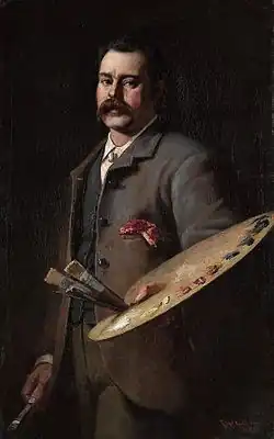 Tableau en couleurs d'un homme en buste de trois quarts vers la gauche sur fond noir, regardant le spectateur. Moustachu et vêtu d'un costume marron, sa main gauche à mi-hauteur porte la palette de couleurs avec des pinceaux tandis que sa main droite le long du corps porte un pinceau en cours d'utilisation.