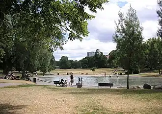 Fredhällsparken et son bassin.