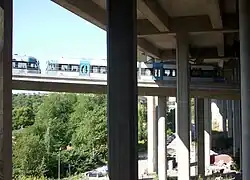 La ligne de Tvärbanan passant sous le Skanstullsbron.