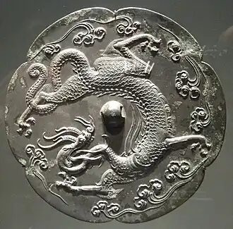 Miroir en bronze représentant un dragon entouré de nuages, première moitié du VIIIe&nbsp;siècle, Freer and Sackler Galeries, Washington.