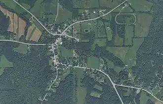 La route 237 traverse le village de Frelighsburg du sud-est au nord-ouest.