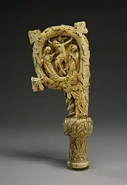 Crosier représentant la Vierge et l'enfant dans la scène de crucifixion élaboré à Paris entre 1340 et 1350 (Walters Art Museum, Baltimore, États-Unis).