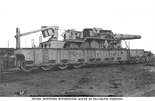Artillerie lourde sur voie ferrée française en 1917, un canon de 370&nbsp;mm sur un wagon Batignolles (Obusier de 370 modèle 1915&nbsp;(en)).