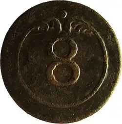 Bouton d'uniforme frappé du chiffre 8.