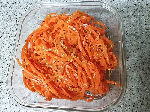 Une salade de carottes râpées dans une barquette en Corée du Sud.