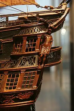 Vue détaillée et de profil du gaillard arrière avec l’une des bouteilles.