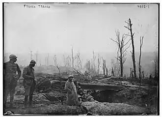 Photographie de soldats français qui attendent dans une tranchée.