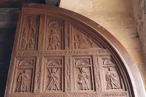 Partie supérieure du vantail de droite.