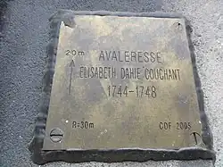 L'avaleresse Élisabeth Dahié couchant est située vingt mètres derrière cette plaque.
