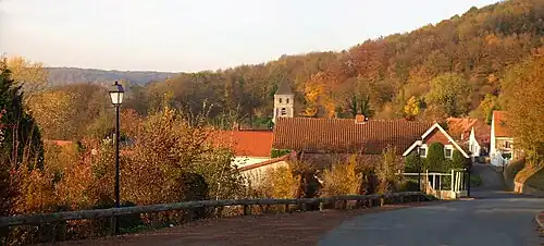 Vue sur le village en automne.