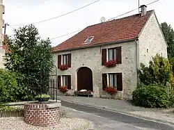 Ancien corps de ferme en moellon et chaînage de pierre, rue de la Vachère.