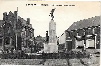 Le monument aux morts, dans l'Entre-deux-Guerres
