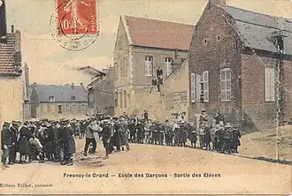 Sortie des élèves de l'école des garçons