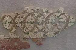 Photographie d'une fresque antique à motifs de cercles entrelacés.
