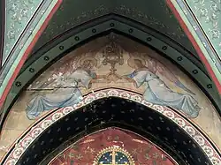 Tympan central : le Saint-Sacrement porté par les anges.