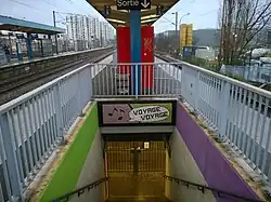 Escalier d'accès au quai vers Villiers et Tournan.
