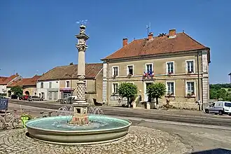 La fontaine en face de la mairie.