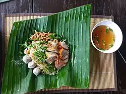 Des fried noodles (nouilles sautées) sur une feuille de bananier à Chiang Rai, Thaïlande.
