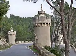 Sur la route d'accès à l'abbaye s'étend un chemin de croix constitué par des tourelles.