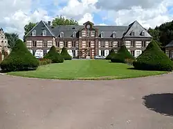 Château de Friville, anciennement « La Maison des Petits » de 1935 à 1964, cédée à la Chambre Syndicale du Vimeu, transformée en maison de retraite.