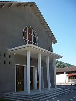 Façade et porche de l'église Sainte-Thérèse.