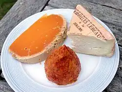 Assiette contenant une tranche de mimolette, un quart de maroilles et une boulette d'Avesnes
