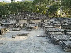 Dans les montagnes, l'ensemble et le stupa principal en ruines, entouré des plateformes des petits stupas.