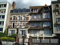 Au début du XXIe&nbsp;siècle : la villa Beau Rivage (à droite) a succédé entre les deux guerres à l'ancien hôtel Beau Rivage.