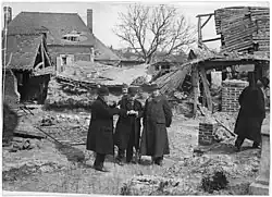 La Commission sénatoriale dans les ruines (1917).