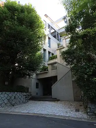 un bâtiment en béton au milieu d'arbres