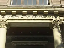 Façade comportant l'inscription « escuela de injeniería » avec un j (aujourd'hui « escuela de ingeniería » avec un g).