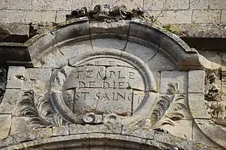 Fronton du XVIIIe&nbsp;siècle sur la façade principale de l'édifice dans lequel figure une inscription dans un cartouche,« le temple de dieu est saint »